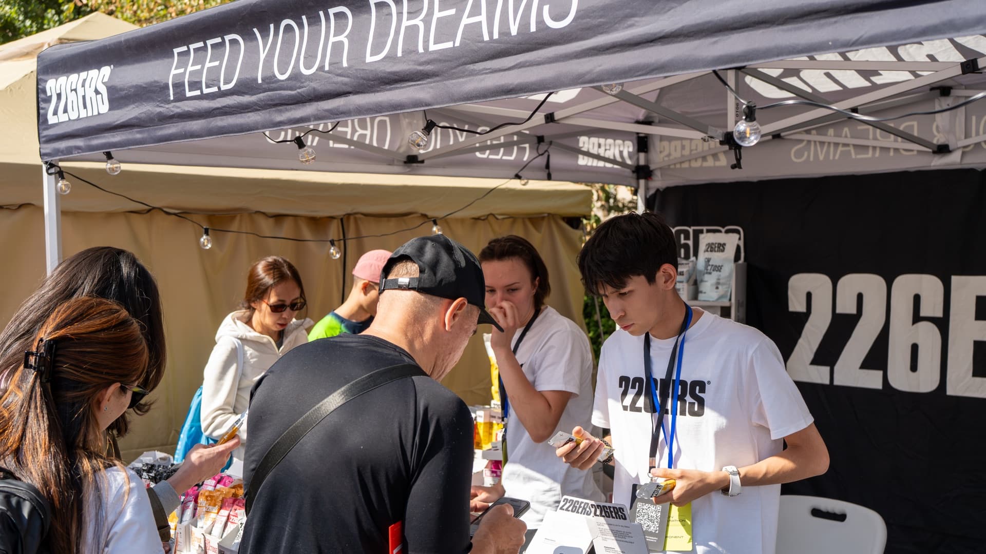 Палатка 226ERS Feed Your Dreams на экспо Almaty Marathon 2026